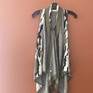Ardene ladies shawl/sleepless sweater with camouflage print in size small.